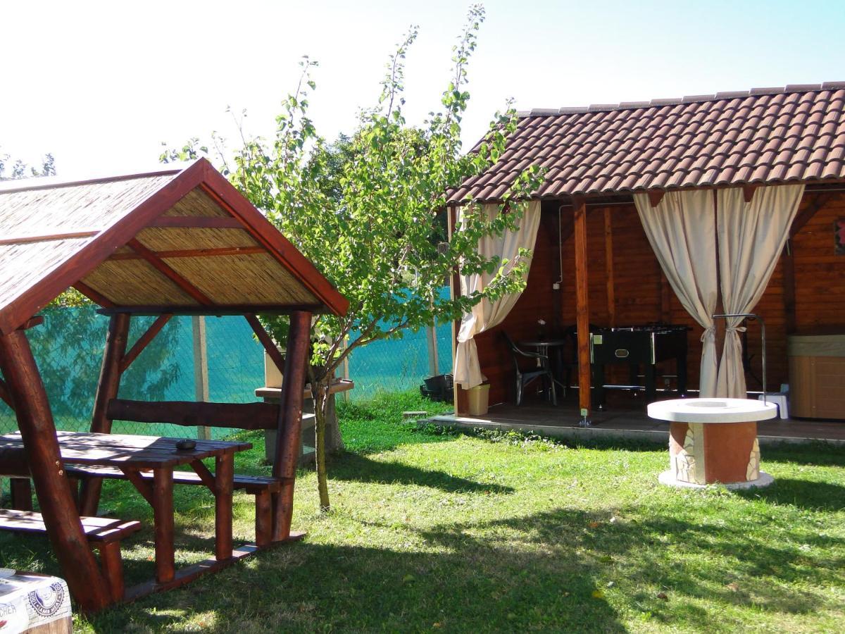 Vadrozsa Vendeghaz-Apartman Demjén Exterior foto
