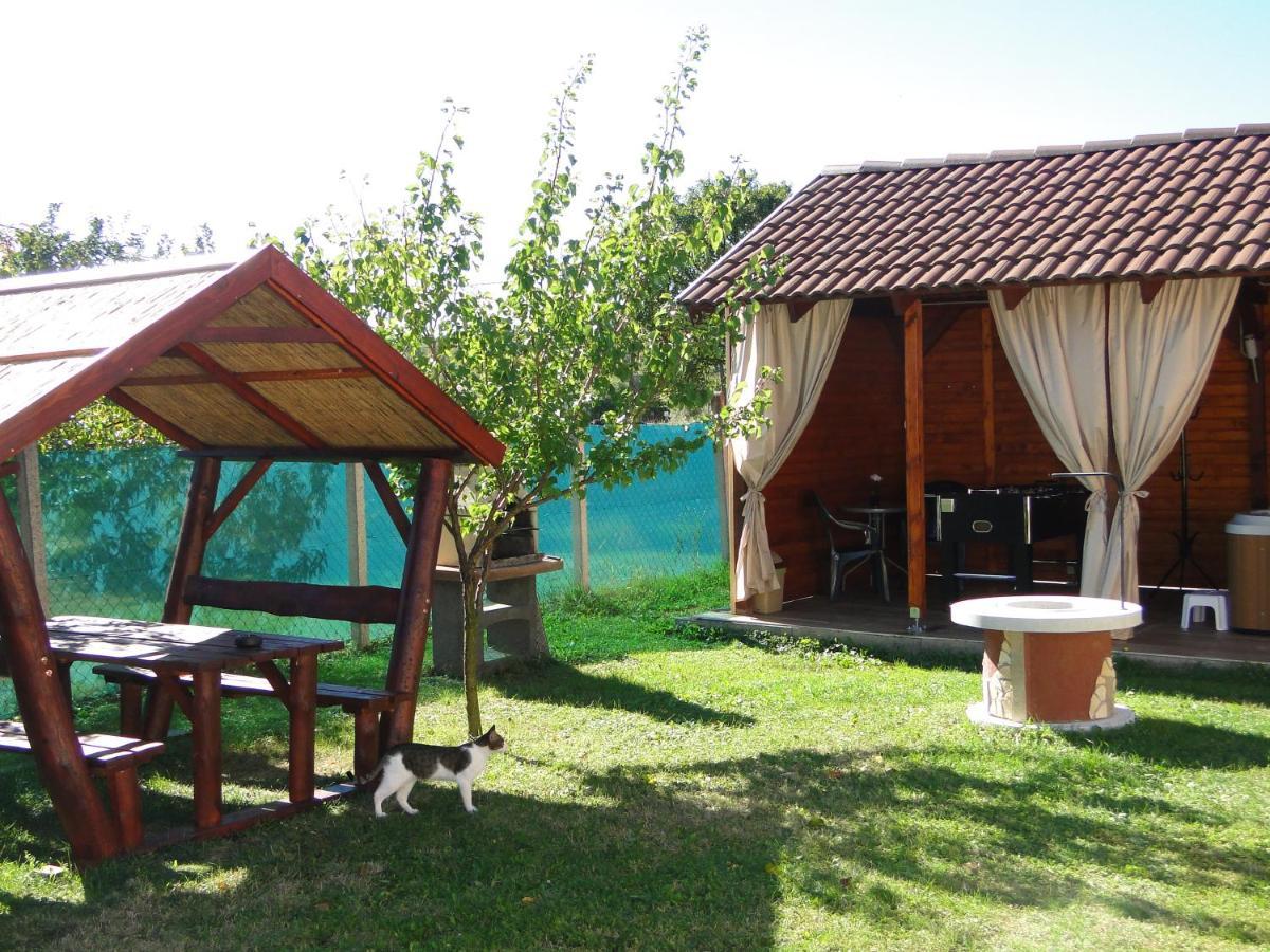 Vadrozsa Vendeghaz-Apartman Demjén Exterior foto