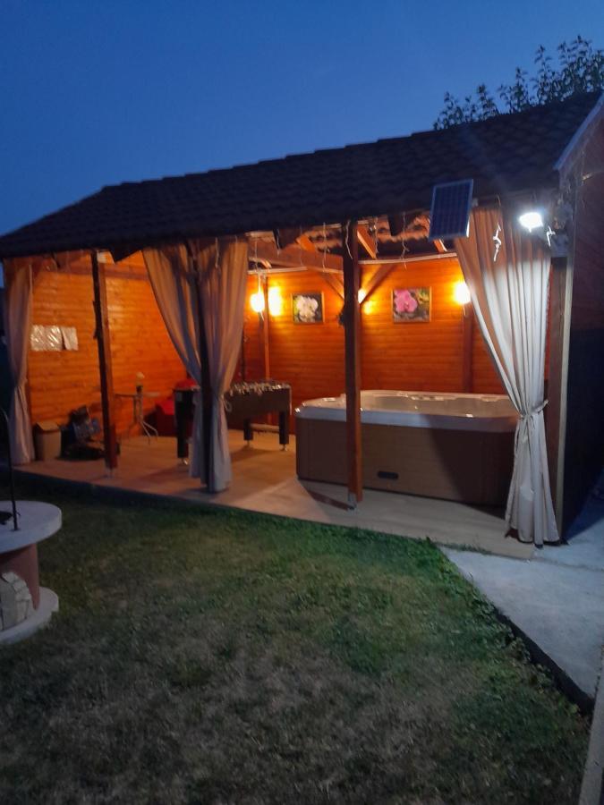 Vadrozsa Vendeghaz-Apartman Demjén Exterior foto