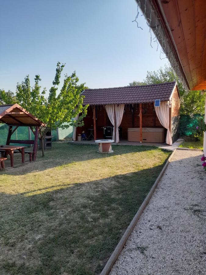 Vadrozsa Vendeghaz-Apartman Demjén Exterior foto